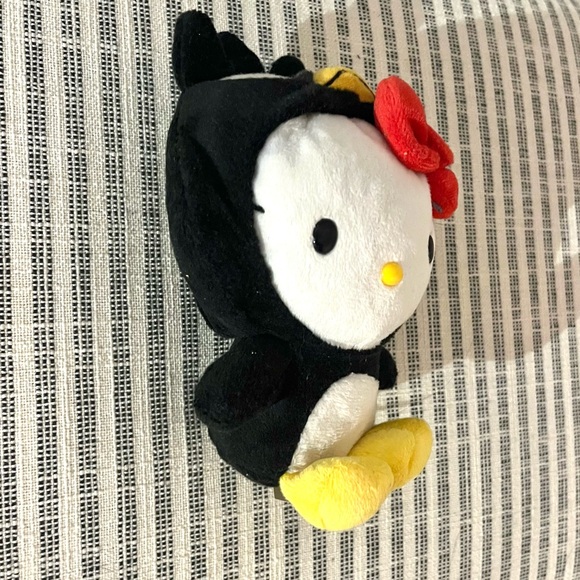 ๐ RARE ๐ - limited edition Hello Kitty plushie dressed in Badtz-Maru costume - Picture 7 of 10